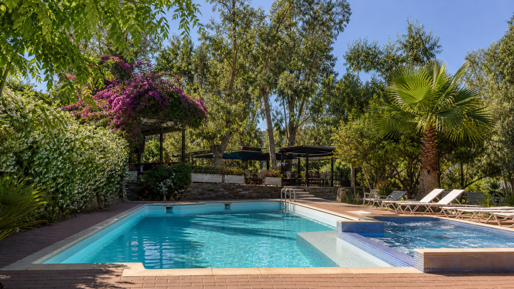 Camping sfeerfoto van een zwembad en schaduwrijk terras in San Bartolomeo al Mare