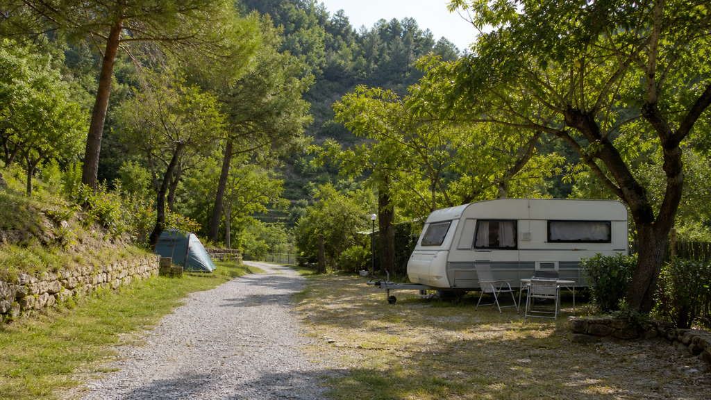 Camping sfeerfoto van een rustige schaduwrijke staanplaats in de heuvels van Deiva Marina