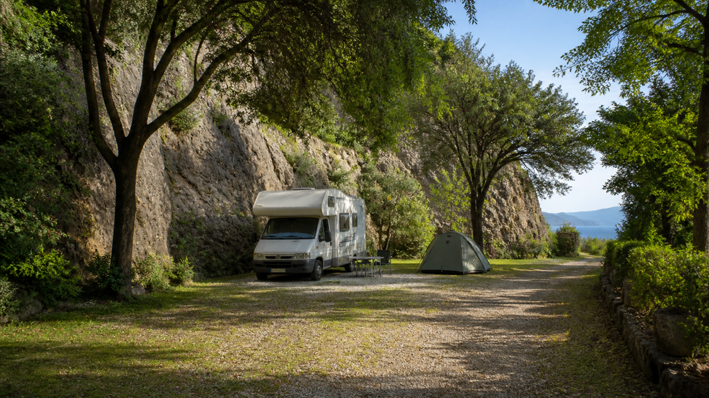 Camping sfeerfoto van een groene toerplaats tussen rotswanden bij Sestri Levante
