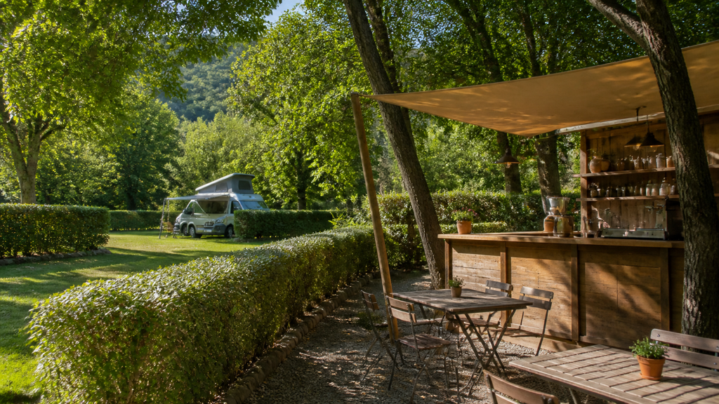 Camping sfeerfoto van een klein bosterras en een camperplaats bij Levanto